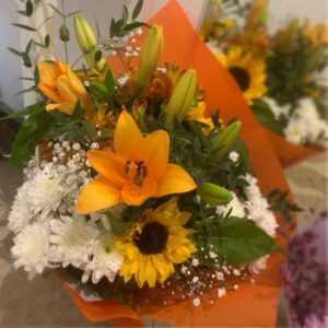 Alegre rano de Lilium Naranjas y flores blancas y amarillas
