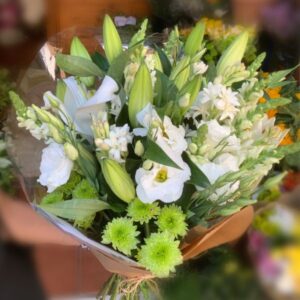 Hermoso ramo de flores blancas y liliums