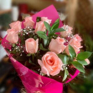 Bouquet con 12 Rosas Blancas y paniculata rosa