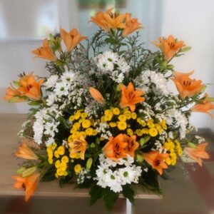Centro de flores con Lilium naranjas