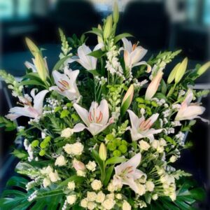 Centro de flores en abanico con tonos blancos y verdes