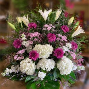 Centro de flores en abanico de Hortensias blancas y tonos lilas