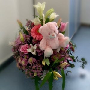 Cesta con oso flores variadas y osito de peluche rosa
