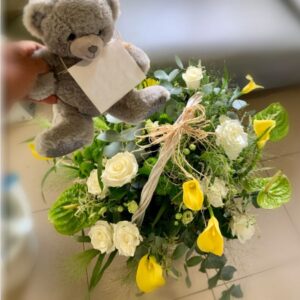 Cesta de flores con oso y dedicatoria
