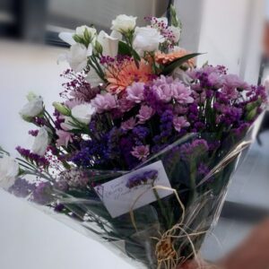 Ramo de rosas blancas y flores violeta y anaranjadas