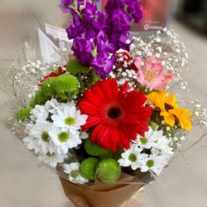 Ramo de flores variadas en tonos muy distintos: rojos, amarillos, blanco, violetas, rosas, verdes...