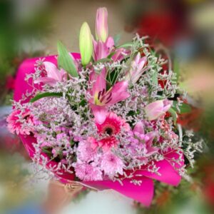 Precioso ramo de flores compuesto por flores variadas en tonos rosa y llamanovios