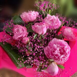 Ramo de flores de temporada con peomias rosa y llamanovios rosa