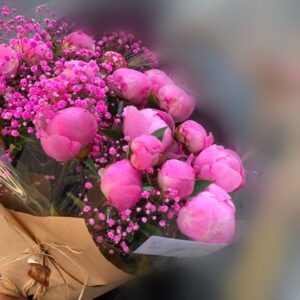 Ramo de flores de temporada con peomias rosas y flores variadas