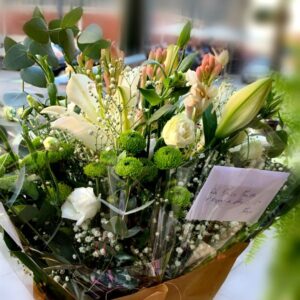 Ramo de flores de temporada variado con Nardos y tonos blancos y verdes