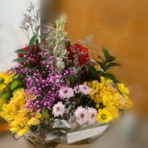 Ramo de flores de temporadas con Nardo y flores variadas