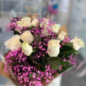 Ramo de rosas con 12 rosas blancas Peniculata rosa