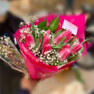 Ramo de tulipanes rosa con llamanovios blancos