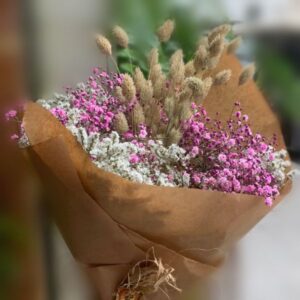 Ramo de flores secas con llamanovios blanco y rosa con espigas