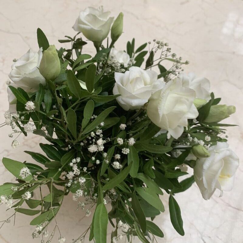 Decoración floral para bodas: precioso centro de mesa de rosas blancas y hojas vedes